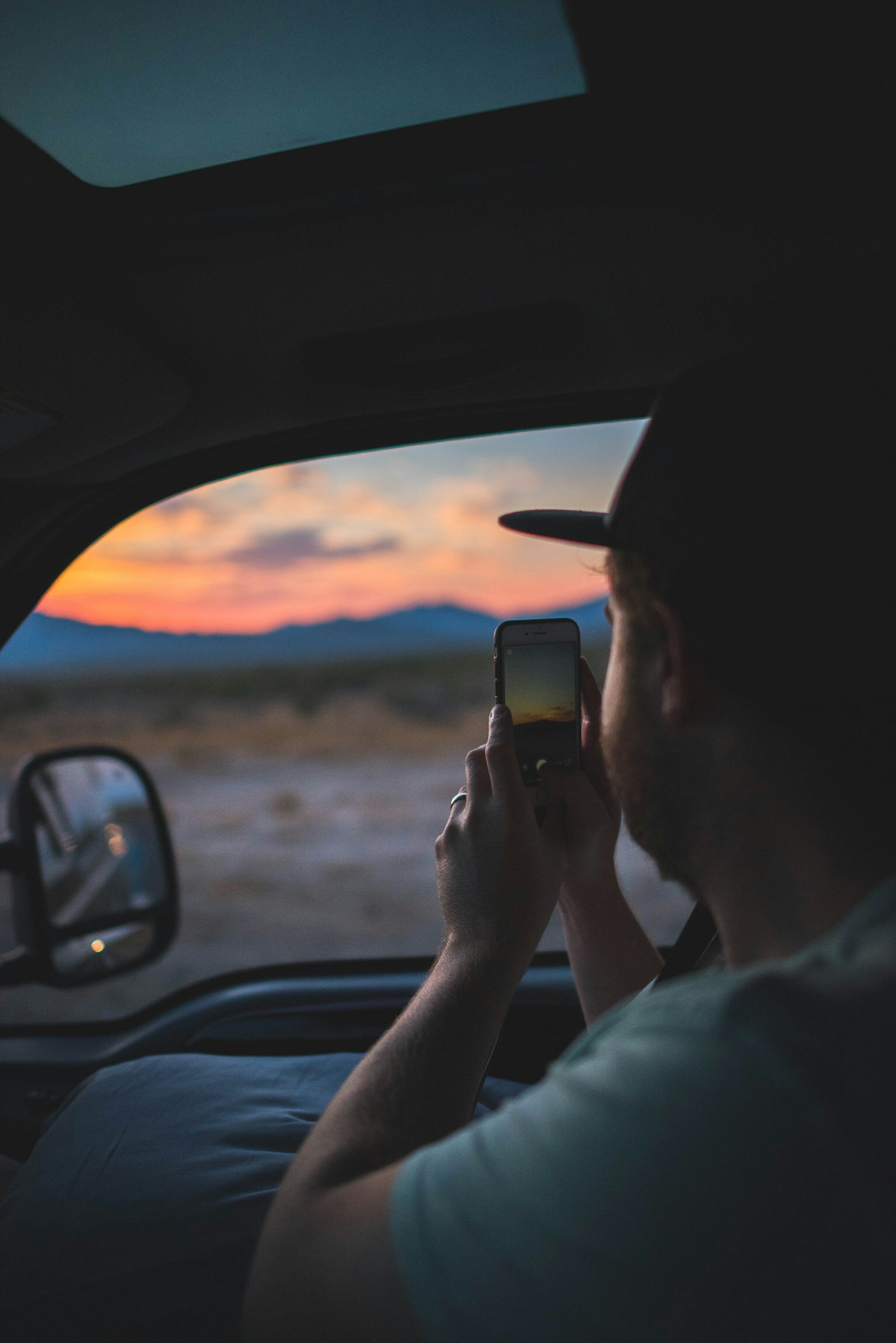 Fahrgast bestellt sein Taxi bequem per Smartphone