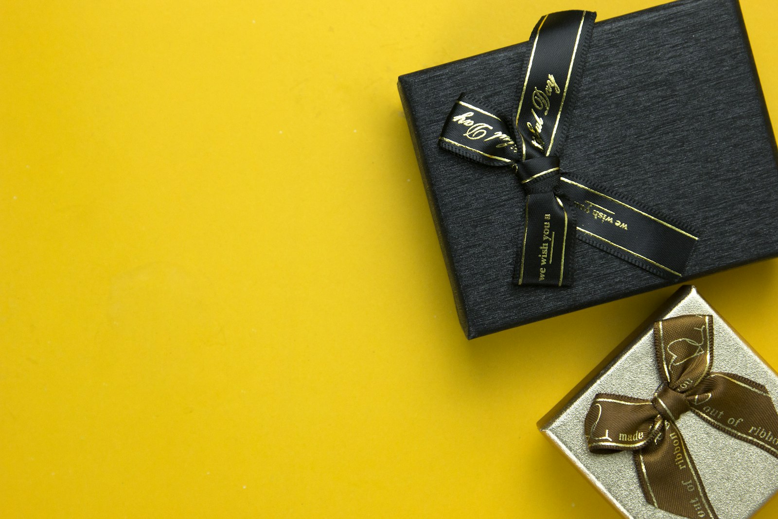 Geschenkbox mit goldenem Band